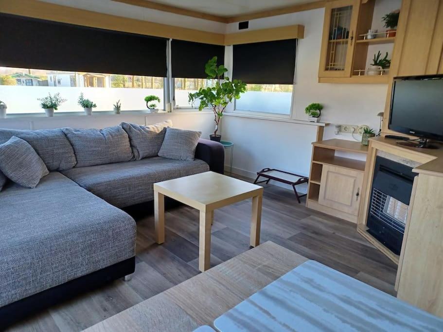 Chalet 14 Met Airco Familiecamping De Tien Heugten Schoonloo Drenthe Exterior photo